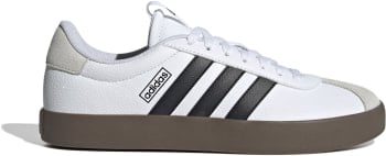 Fehér Adidas cipő fekete csíkokkal és barna talppal.