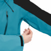 Eine Hand schließt einen Reißverschluss am Ärmel einer blauen Jacke mit schwarzen Einsätzen.