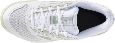 Weißer Sportschuh mit auffälligen Nähten und hellgrünen Details. Weißer Sportschuh mit auffälligen Nähten und hellgrünen Details.