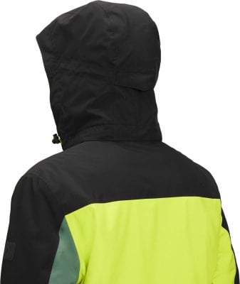 Rückansicht einer schwarzen Jacke mit Reflektoren und Kapuze. Rückansicht einer schwarzen Jacke mit Reflektoren und Kapuze.