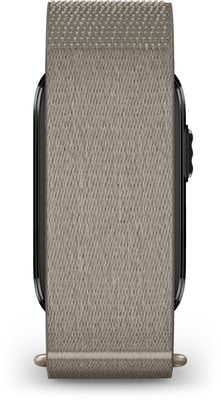 Ein graues Stoffarmband für eine Uhr mit schwarzem Rand und Metallschnalle. Ein graues Stoffarmband für eine Uhr mit schwarzem Rand und Metallschnalle.