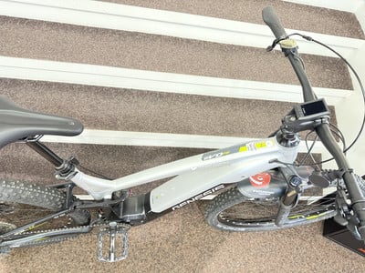 Ein Genesis E-Mountainbike mit Display und Federung auf einer Treppe. Ein Genesis E-Mountainbike mit Display und Federung auf einer Treppe.