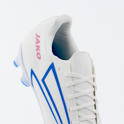 Weißer Fußballschuh mit rosa JAKO-Logo und blauen Streifen. Weißer Fußballschuh mit rosa JAKO-Logo und blauen Streifen.