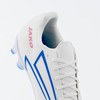 Weißer Fußballschuh mit rosa JAKO-Logo und blauen Streifen.