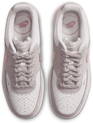 Női Nike Air Force 1 sneakerek fehér, rózsaszín és szürke színekben. Női Nike Air Force 1 sneakerek fehér, rózsaszín és szürke színekben.