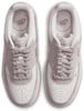 Női Nike Air Force 1 sneakerek fehér, rózsaszín és szürke színekben.