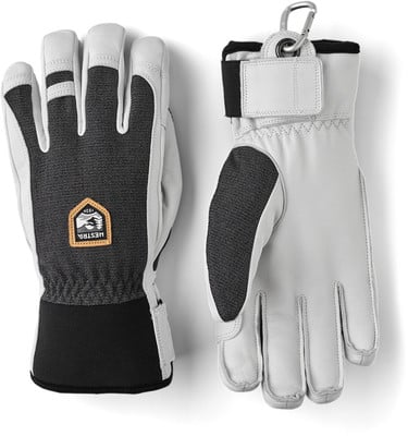 Ein Paar Lederhandschuhe mit Textilpaneelen und Hestra-Logo.