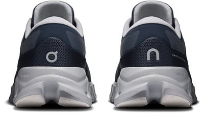 Rückansicht zweier dunkelblauer Laufschuhe mit weißer Sohle.