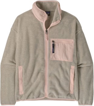 Eine beige Fleecejacke mit rosa Details und Reißverschluss.
