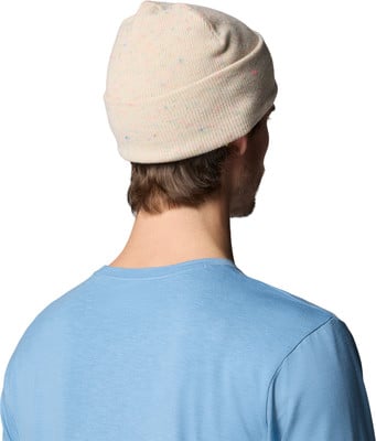 Mann mit beiger Mütze mit bunten Punkten und blauem T-Shirt. Mann mit beiger Mütze mit bunten Punkten und blauem T-Shirt.
