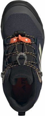 Draufsicht auf einen schwarzen Wanderschuh mit orangen Akzenten und Schnellverschluss. Draufsicht auf einen schwarzen Wanderschuh mit orangen Akzenten und Schnellverschluss.