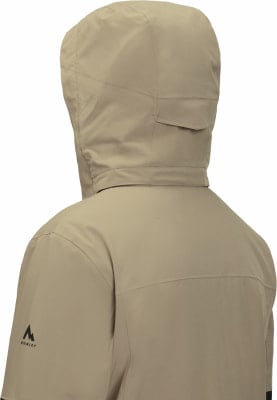 Rückansicht einer beige Kapuzenjacke mit Logo auf dem Ärmel. Rückansicht einer beige Kapuzenjacke mit Logo auf dem Ärmel.