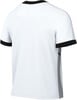 Weißes T-Shirt mit schwarzem Kragen und Ärmelbündchen.