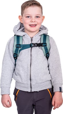 Ein Junge mit Rucksack trägt einen grauen Kapuzenpullover.