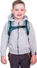 Ein Junge mit Rucksack trägt einen grauen Kapuzenpullover.