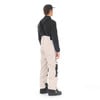 Mann in schwarzem Oberteil und beiger Latzhose.