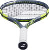 Grauer Tennisschlägerrahmen mit gelben Akzenten und weißem Griffband.