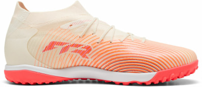 Cremefarbener Fußballschuh mit orange-gestreiftem Design und pinker Sohle.