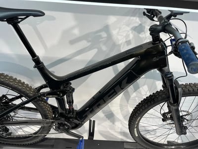 Schwarzes Trek Rail E-Mountainbike mit Federung und Reifen. Schwarzes Trek Rail E-Mountainbike mit Federung und Reifen.