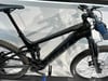 Schwarzes Trek Rail E-Mountainbike mit Federung und Reifen.