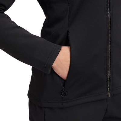 Detail einer schwarzen Jacke mit einer Hand in der Tasche und einem Reißverschluss. Detail einer schwarzen Jacke mit einer Hand in der Tasche und einem Reißverschluss.