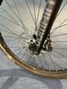 Nahaufnahme eines Mountainbike-Vorderrads mit Scheibenbremse und Gabel.