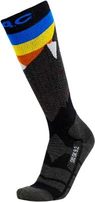 Skisocken mit farbigem Streifenmuster und Logo oben. Skisocken mit farbigem Streifenmuster und Logo oben.