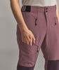 Detail einer Damen-Hose mit einer Tasche, in die eine Hand hineinragt.