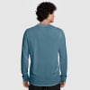 Rückansicht eines Mannes mit blauem Langarmshirt.