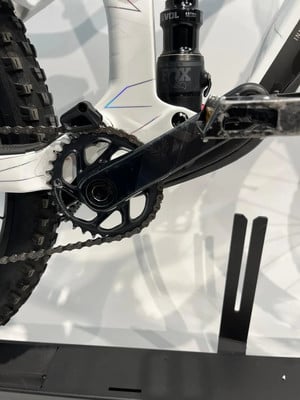 Detail eines Mountainbikes mit Dämpfer und Kurbel auf weißem Hintergrund. Detail eines Mountainbikes mit Dämpfer und Kurbel auf weißem Hintergrund.