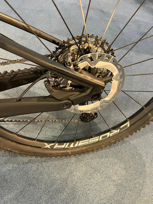 Nahaufnahme des Hinterrads eines Mountainbikes mit Scheibenbremse. Nahaufnahme des Hinterrads eines Mountainbikes mit Scheibenbremse.