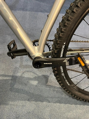 Nahaufnahme eines Fahrrads mit Kette, SRAM-Kurbeln und Schwalbe-Reifen. Nahaufnahme eines Fahrrads mit Kette, SRAM-Kurbeln und Schwalbe-Reifen.
