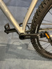 Nahaufnahme eines Fahrrads mit Kette, SRAM-Kurbeln und Schwalbe-Reifen.