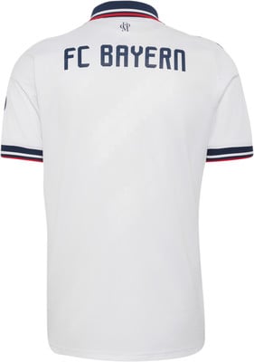 Rückseite eines weißen FC Bayern Fußballtrikots mit dunkelblauer Schrift. Rückseite eines weißen FC Bayern Fußballtrikots mit dunkelblauer Schrift.