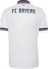 Rückseite eines weißen FC Bayern Fußballtrikots mit dunkelblauer Schrift.