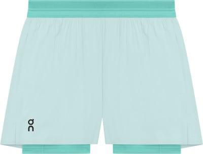 Hellblaue Shorts mit tealem Bund und ON-Logo. Hellblaue Shorts mit tealem Bund und ON-Logo.