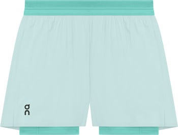 Hellblaue Shorts mit tealem Bund und ON-Logo.