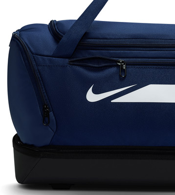Dunkelblaue Nike-Tasche mit weißem Logo und Reißverschlüssen. Dunkelblaue Nike-Tasche mit weißem Logo und Reißverschlüssen.