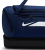 Dunkelblaue Nike-Tasche mit weißem Logo und Reißverschlüssen.