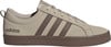 Herren-Sneaker von Adidas in Beige mit braunen Streifen und Sohle.