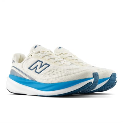 Weiße New Balance Laufschuhe mit blauem Logo und Sohle. Weiße New Balance Laufschuhe mit blauem Logo und Sohle.