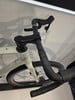 Detail des Lenkers und des Vorderteils eines hellgrünen Gravelbikes.