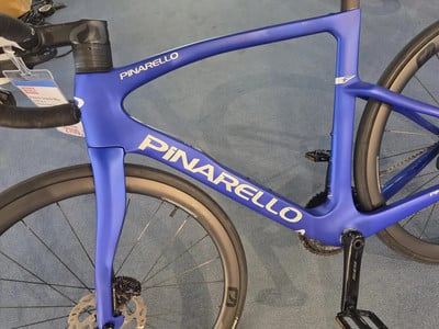 Ein blauer Pinarello Rennradrahmen mit Markenlogo. Ein blauer Pinarello Rennradrahmen mit Markenlogo.