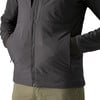 Detailaufnahme einer dunklen Herrenjacke mit Reißverschluss und Taschen.