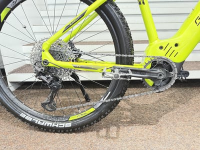 Nahaufnahme des Hinterteils eines E-Bikes mit Kette und Zahnrädern. Nahaufnahme des Hinterteils eines E-Bikes mit Kette und Zahnrädern.