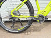 Nahaufnahme des Hinterteils eines E-Bikes mit Kette und Zahnrädern.