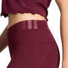 Detail eines Damen-Crop-Tops und Leggings von Adidas mit Logo