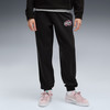 Schwarze Jogginghose mit PUMA-Logo und Blumenmotiv, rosa Sneaker.