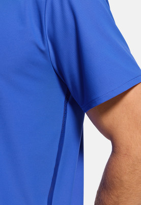 Detail eines blauen kurzärmeligen Sporthemdes mit feiner Textur.