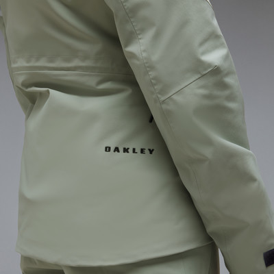 Detail einer hellgrünen Oakley-Jacke mit Logo auf dem Rücken.